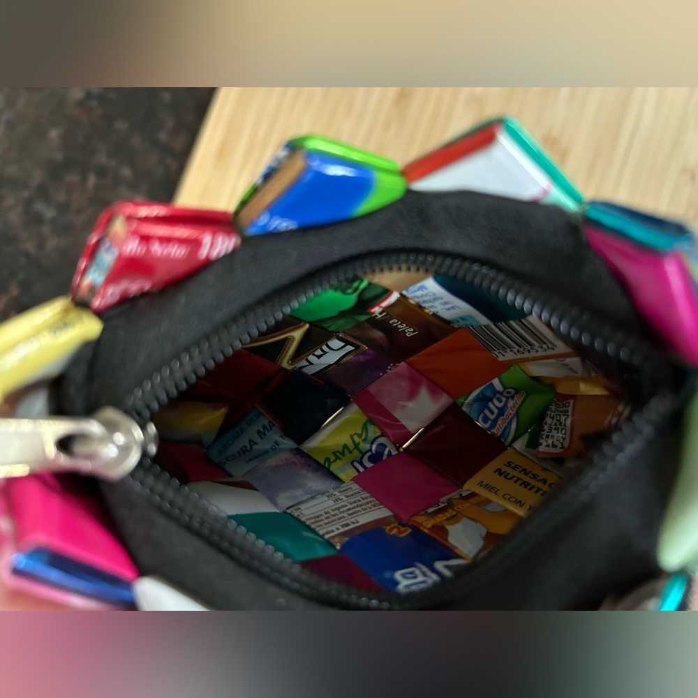 Card holder wristlet made of candy wrappers from Mexico - Picture 3 of 3